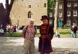 Gard next to a Yeoman Warden at the Tower of London